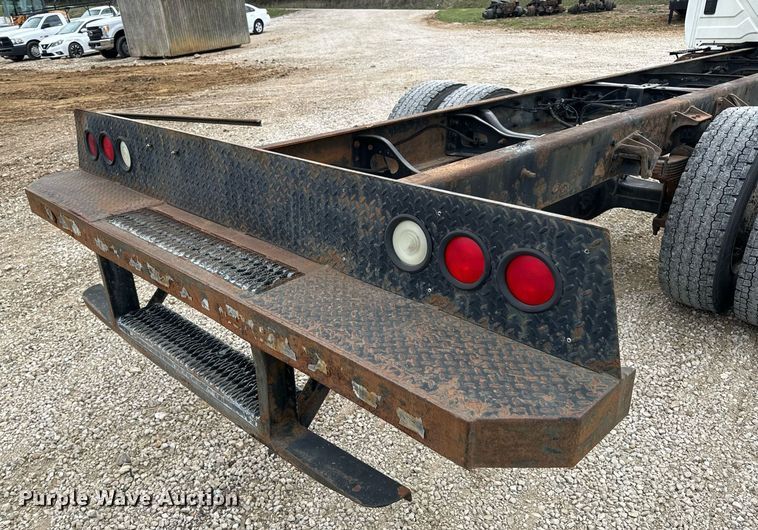 image for item EN5215 2006 International 4300 truck cab and chassis