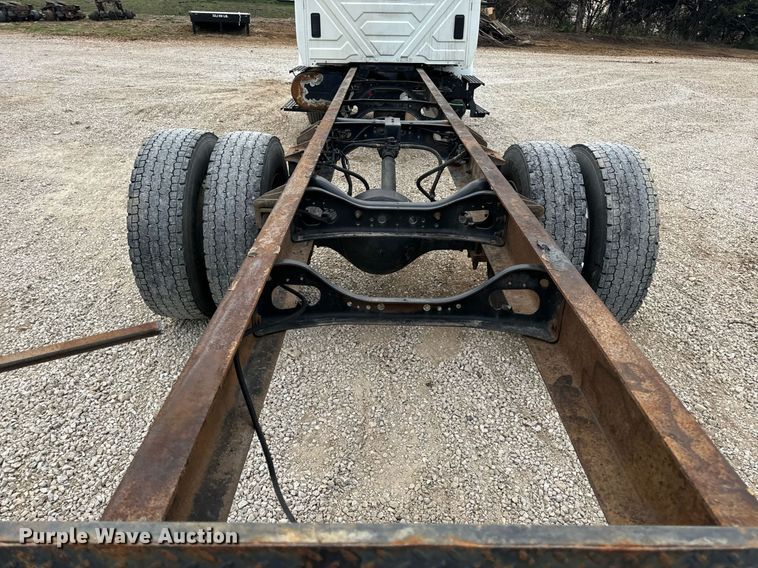 image for item EN5215 2006 International 4300 truck cab and chassis