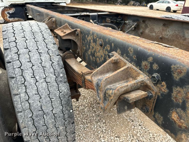 image for item EN5215 2006 International 4300 truck cab and chassis