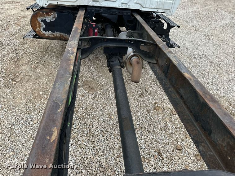 image for item EN5215 2006 International 4300 truck cab and chassis