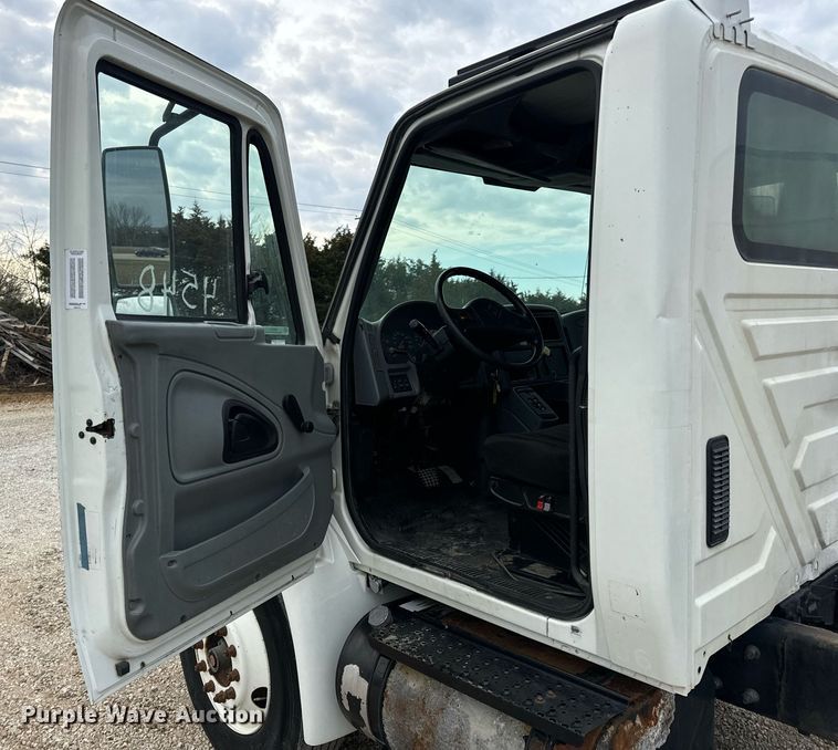 image for item EN5215 2006 International 4300 truck cab and chassis