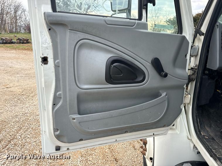 image for item EN5215 2006 International 4300 truck cab and chassis