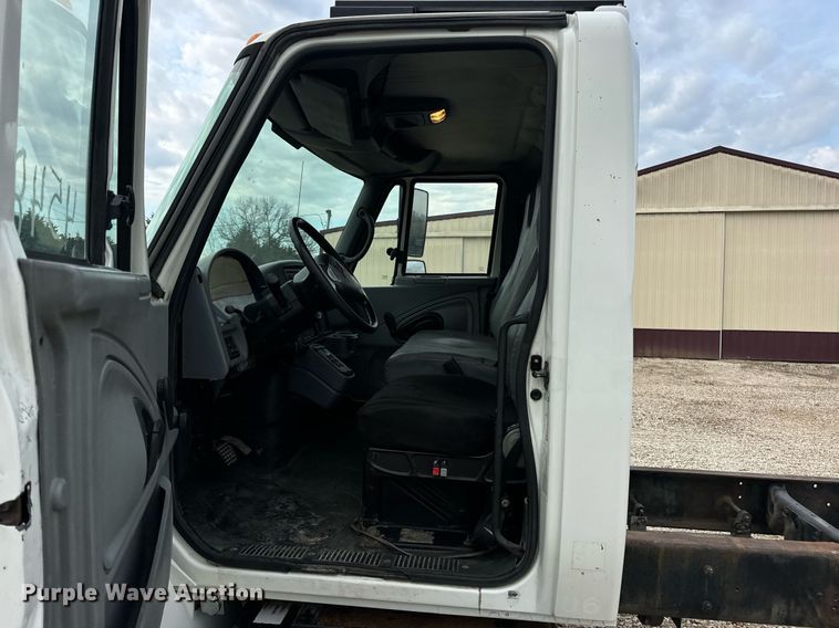 image for item EN5215 2006 International 4300 truck cab and chassis