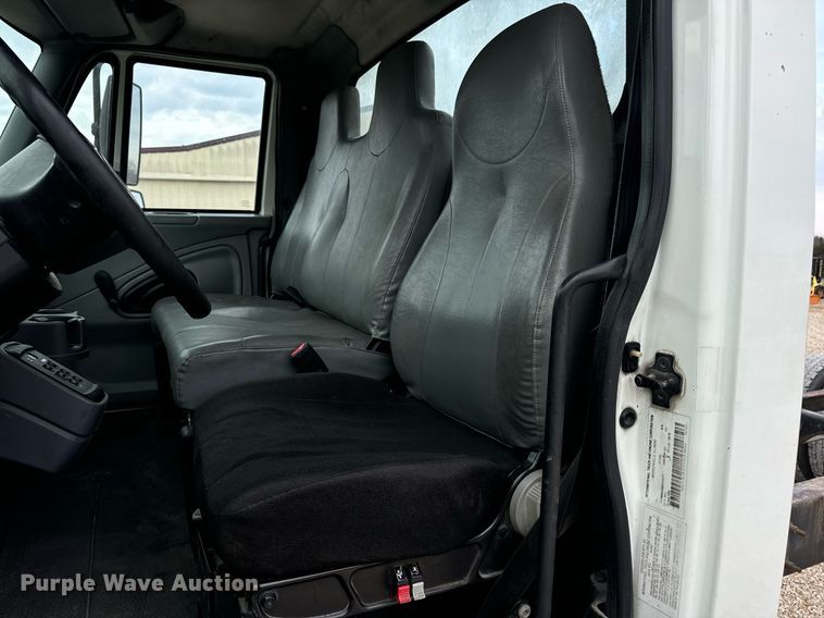 image for item EN5215 2006 International 4300 truck cab and chassis