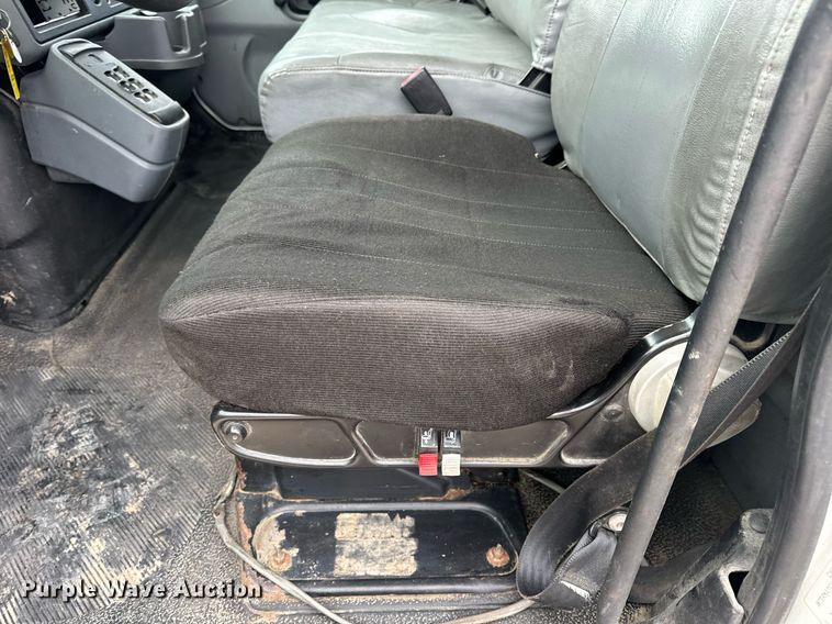 image for item EN5215 2006 International 4300 truck cab and chassis