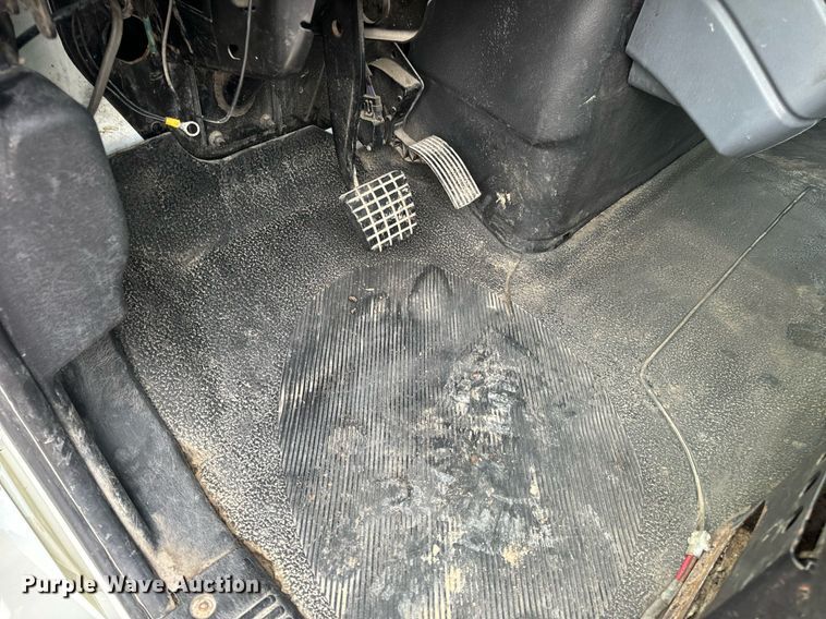 image for item EN5215 2006 International 4300 truck cab and chassis