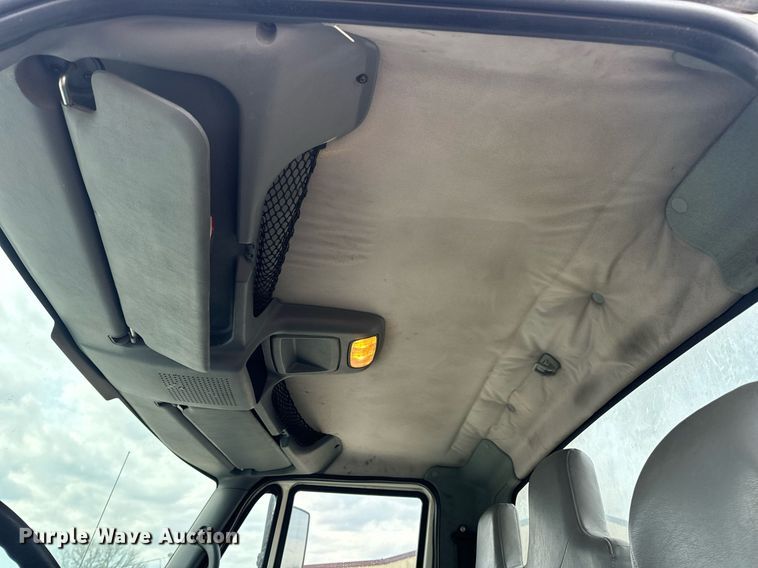 image for item EN5215 2006 International 4300 truck cab and chassis