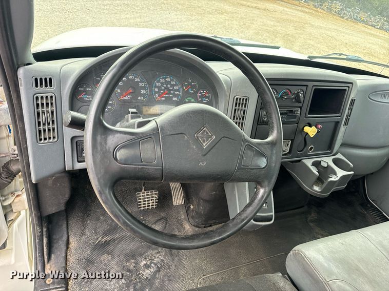 image for item EN5215 2006 International 4300 truck cab and chassis