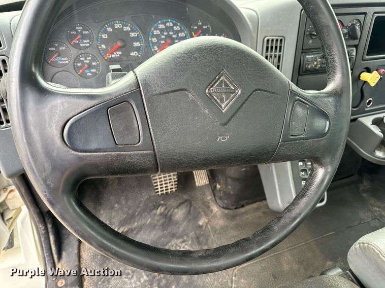 image for item EN5215 2006 International 4300 truck cab and chassis