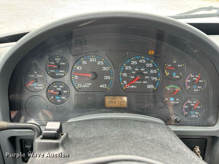 image for item EN5215 2006 International 4300 truck cab and chassis