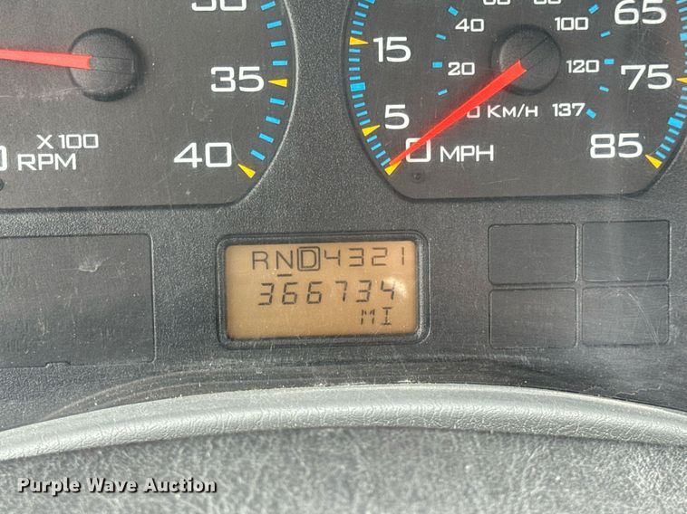 image for item EN5215 2006 International 4300 truck cab and chassis