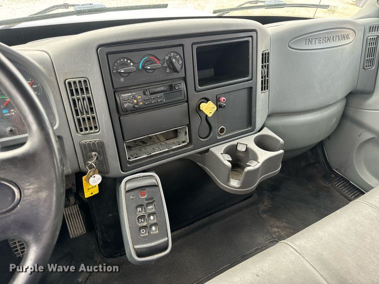 image for item EN5215 2006 International 4300 truck cab and chassis