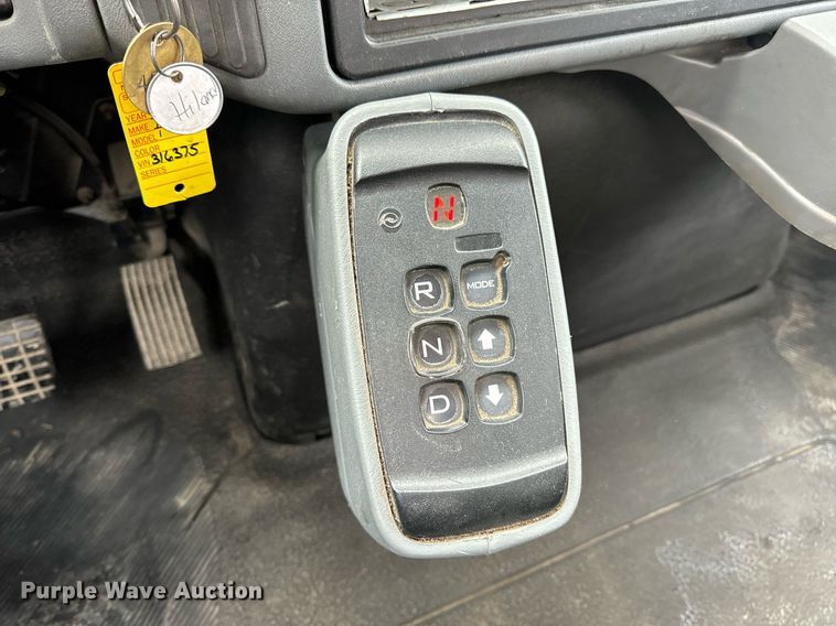 image for item EN5215 2006 International 4300 truck cab and chassis