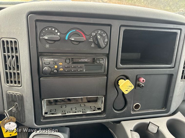 image for item EN5215 2006 International 4300 truck cab and chassis