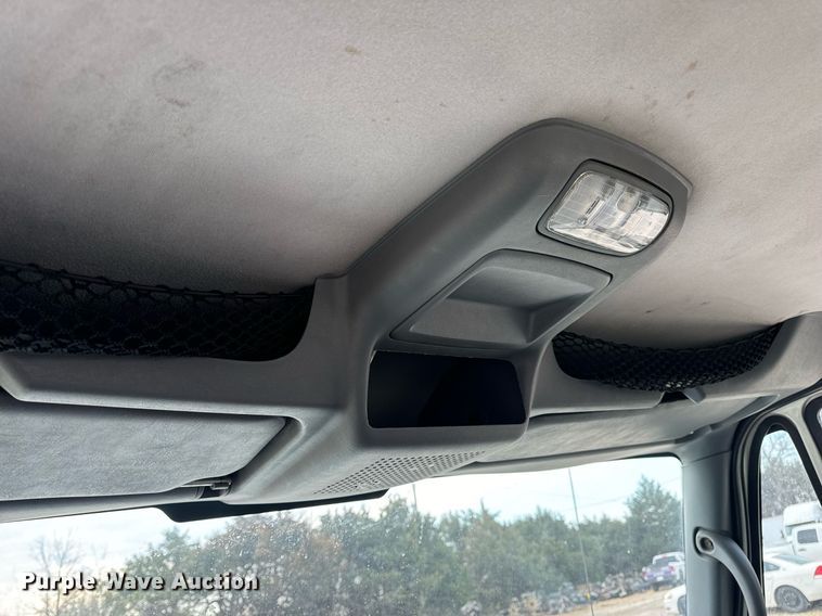 image for item EN5215 2006 International 4300 truck cab and chassis