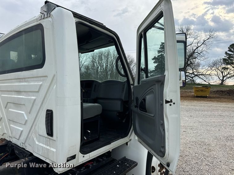image for item EN5215 2006 International 4300 truck cab and chassis