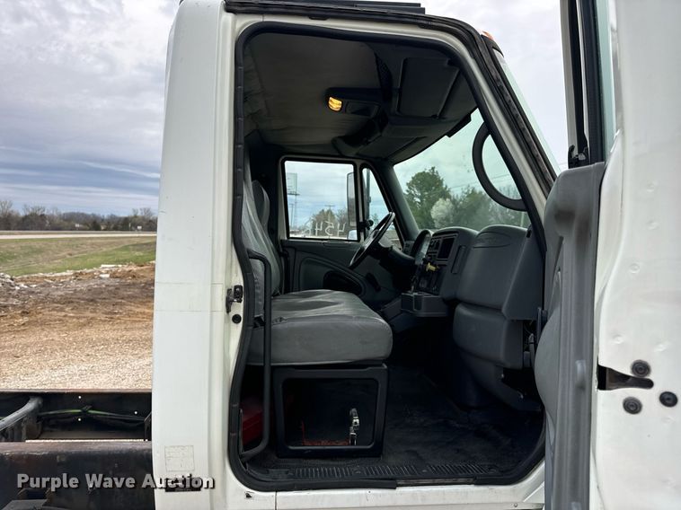 image for item EN5215 2006 International 4300 truck cab and chassis