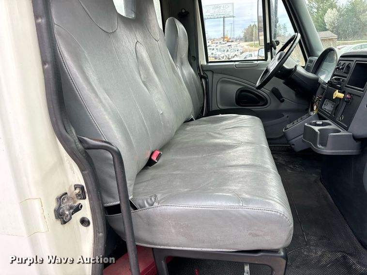 image for item EN5215 2006 International 4300 truck cab and chassis