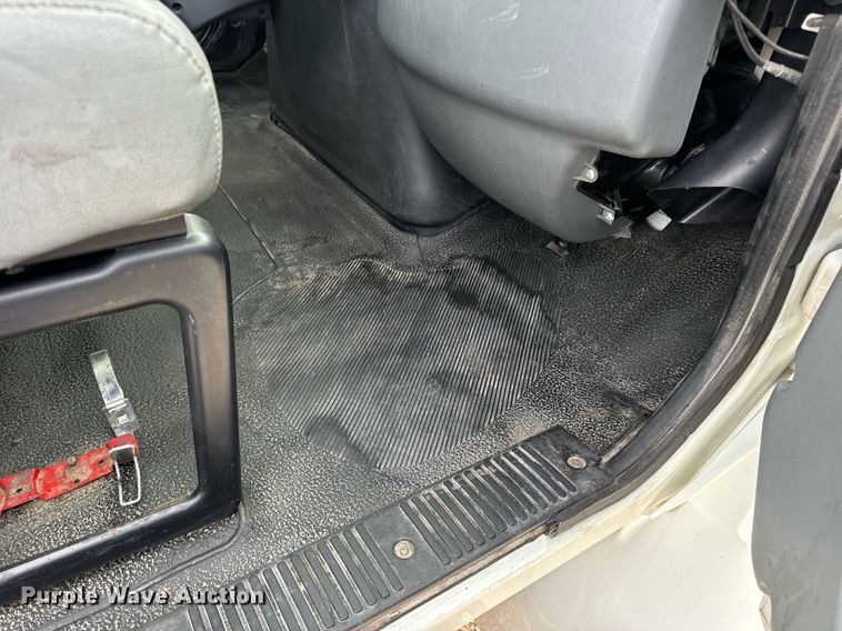 image for item EN5215 2006 International 4300 truck cab and chassis