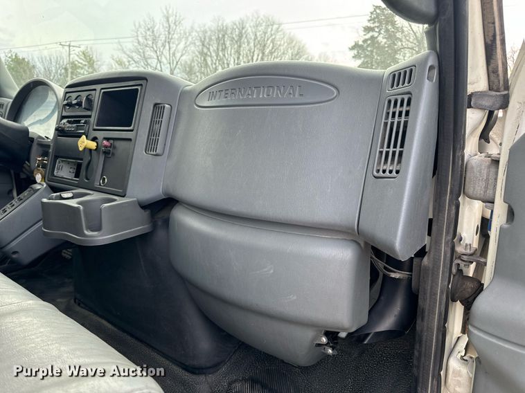 image for item EN5215 2006 International 4300 truck cab and chassis
