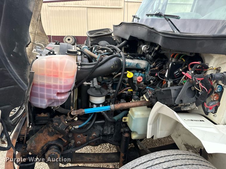 image for item EN5215 2006 International 4300 truck cab and chassis