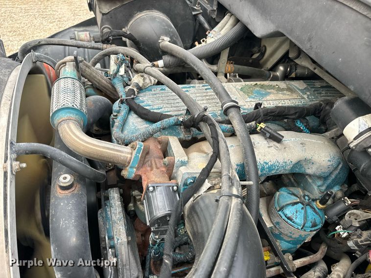 image for item EN5215 2006 International 4300 truck cab and chassis