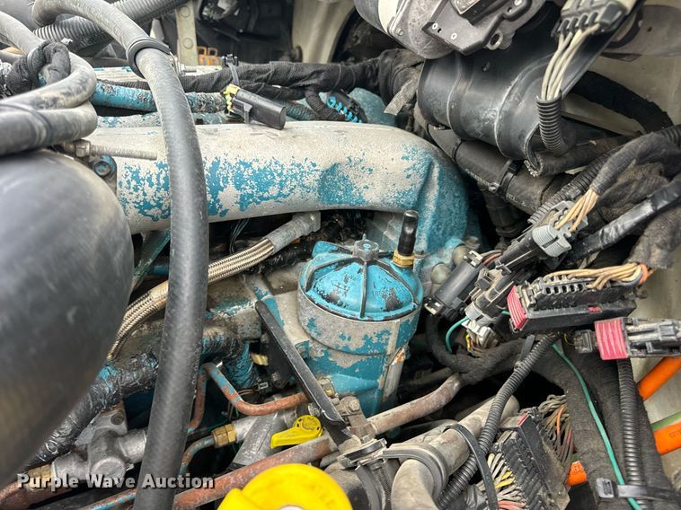 image for item EN5215 2006 International 4300 truck cab and chassis