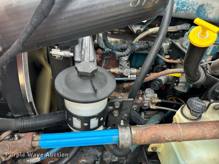 image for item EN5215 2006 International 4300 truck cab and chassis