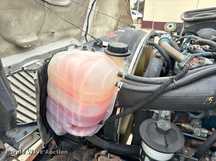 image for item EN5215 2006 International 4300 truck cab and chassis