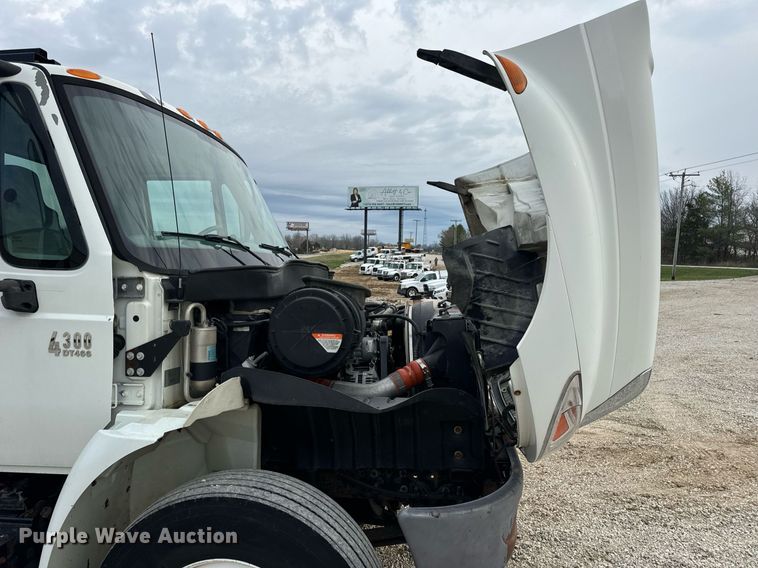 image for item EN5215 2006 International 4300 truck cab and chassis