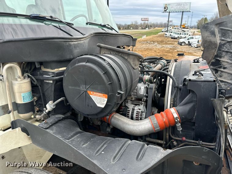 image for item EN5215 2006 International 4300 truck cab and chassis