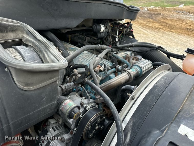 image for item EN5215 2006 International 4300 truck cab and chassis