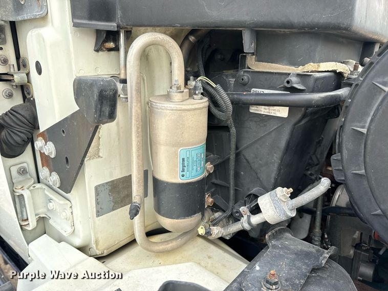 image for item EN5215 2006 International 4300 truck cab and chassis