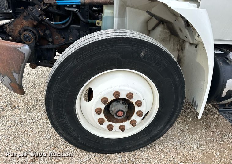 image for item EN5215 2006 International 4300 truck cab and chassis