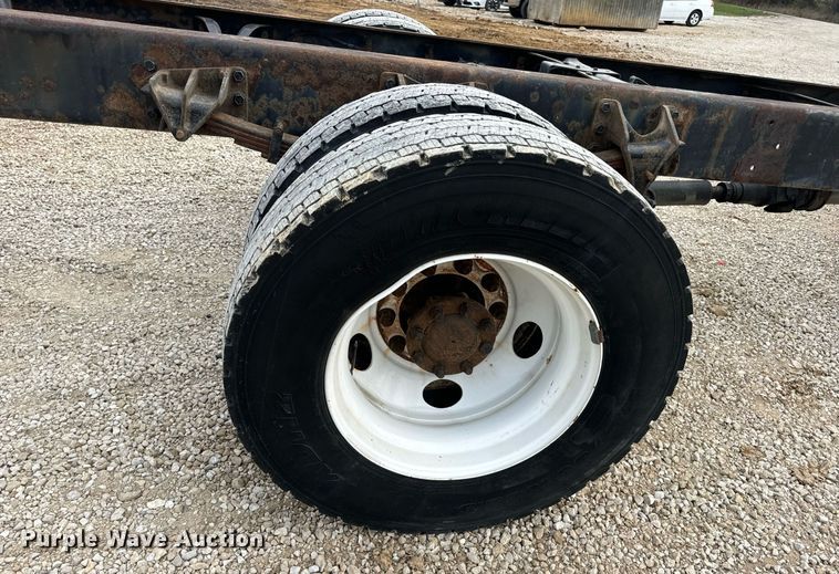 image for item EN5215 2006 International 4300 truck cab and chassis