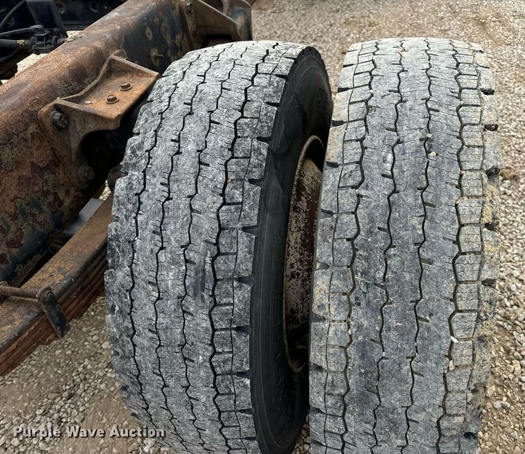 image for item EN5215 2006 International 4300 truck cab and chassis