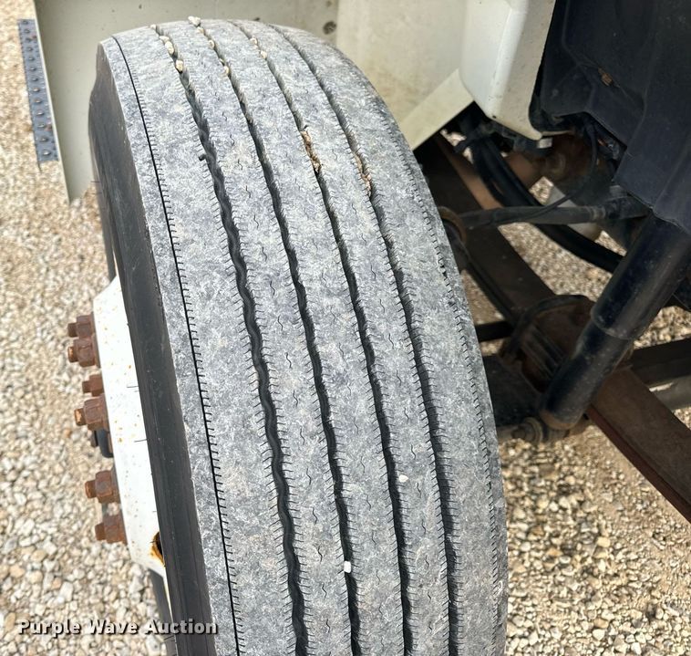 image for item EN5215 2006 International 4300 truck cab and chassis