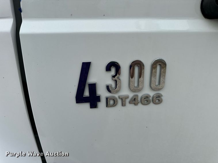 image for item EN5215 2006 International 4300 truck cab and chassis