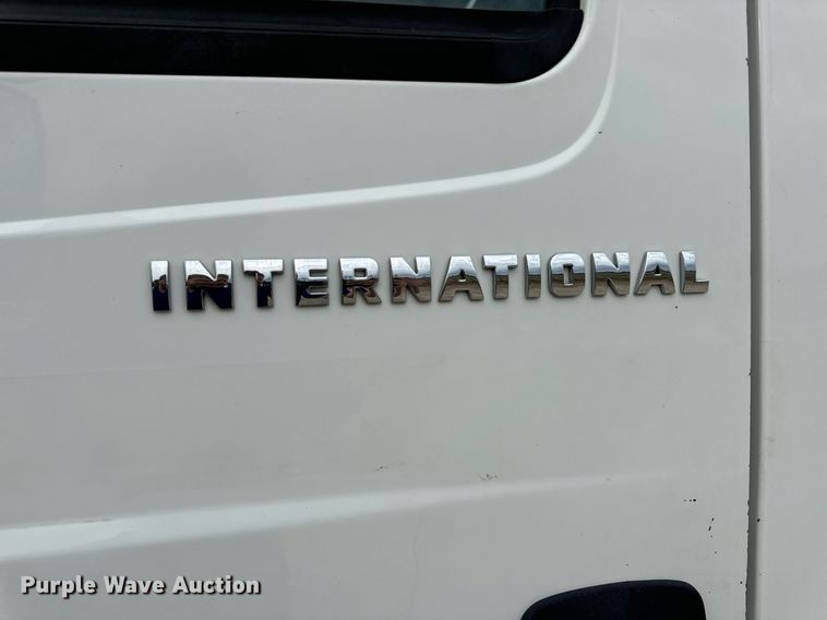 image for item EN5215 2006 International 4300 truck cab and chassis