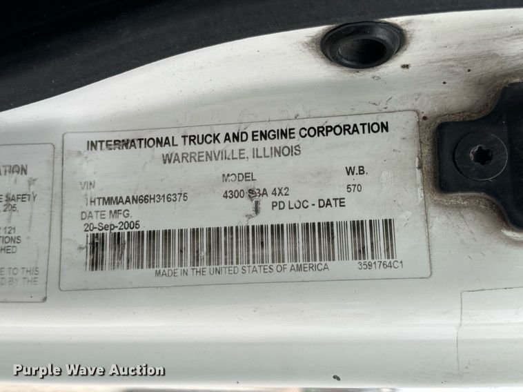 image for item EN5215 2006 International 4300 truck cab and chassis