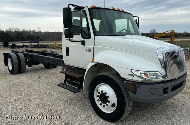 image for item EN5222 2007 International 4300 truck cab and chassis