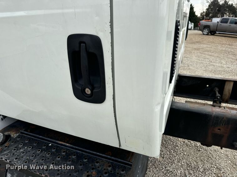 image for item EN5222 2007 International 4300 truck cab and chassis