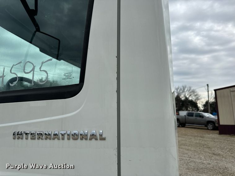 image for item EN5222 2007 International 4300 truck cab and chassis