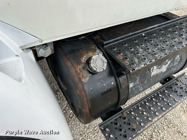 image for item EN5222 2007 International 4300 truck cab and chassis