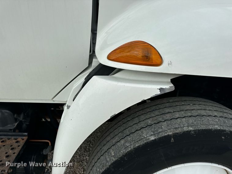 image for item EN5222 2007 International 4300 truck cab and chassis