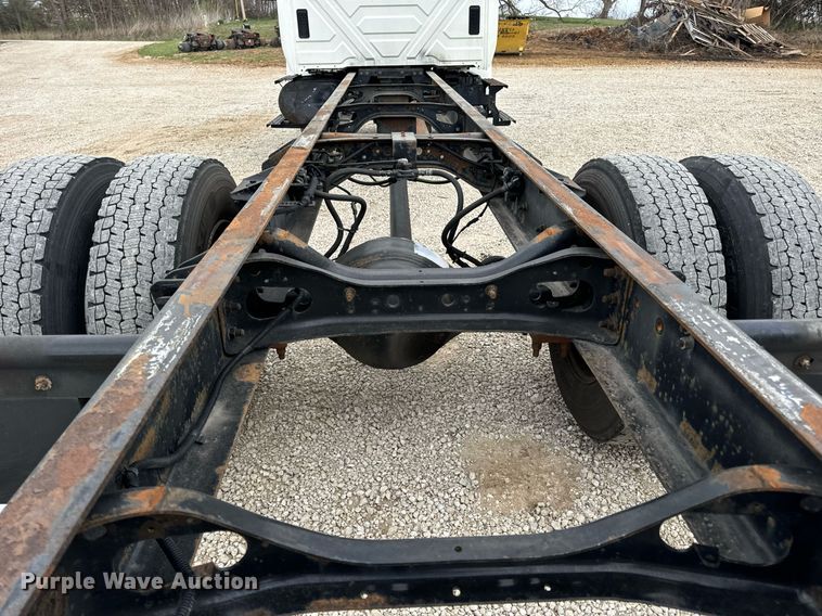 image for item EN5222 2007 International 4300 truck cab and chassis