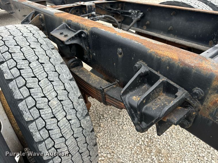 image for item EN5222 2007 International 4300 truck cab and chassis