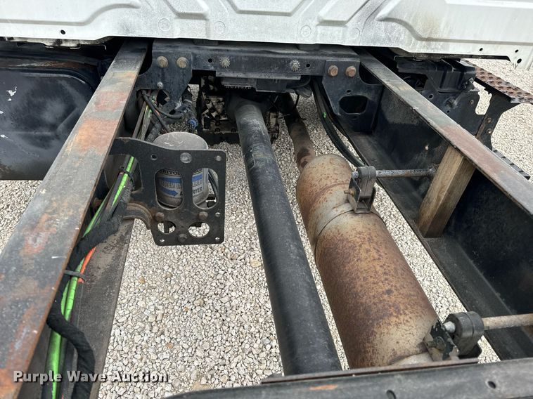 image for item EN5222 2007 International 4300 truck cab and chassis