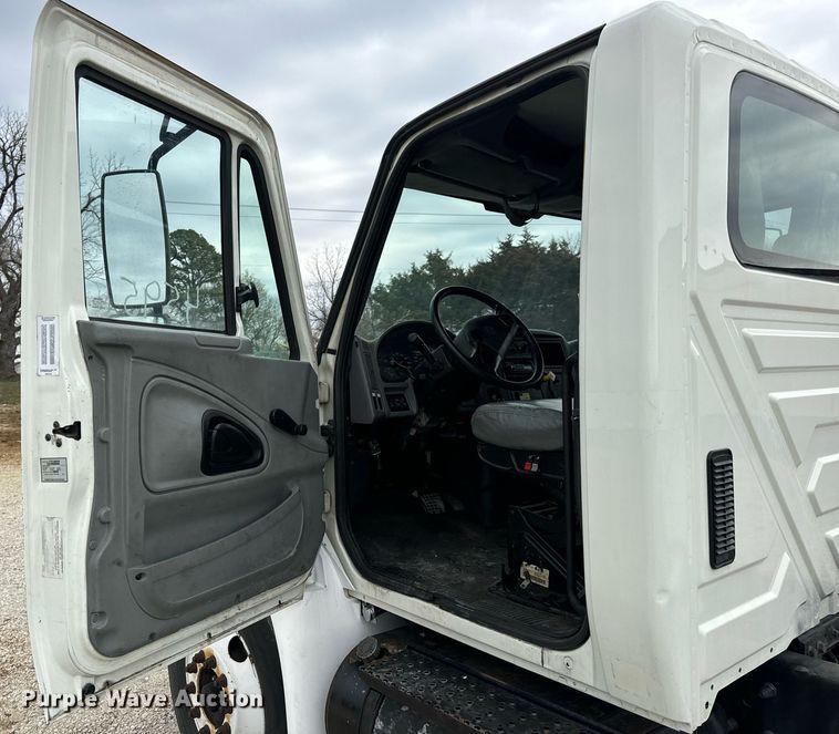 image for item EN5222 2007 International 4300 truck cab and chassis