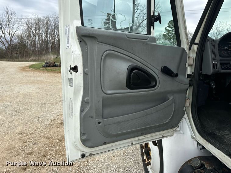 image for item EN5222 2007 International 4300 truck cab and chassis